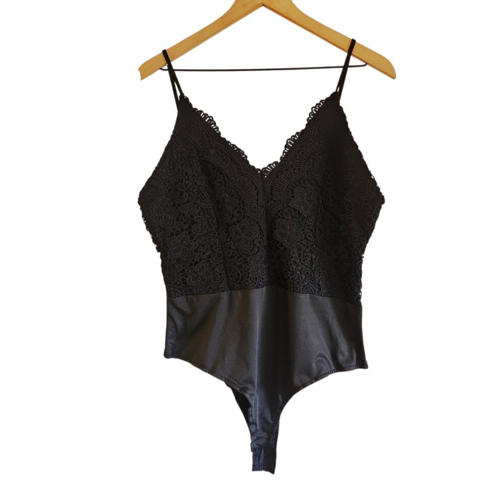 NWT Boohoo Plus Premium Black Lace V-neck Sleeveless Bodysuit Sz. 18